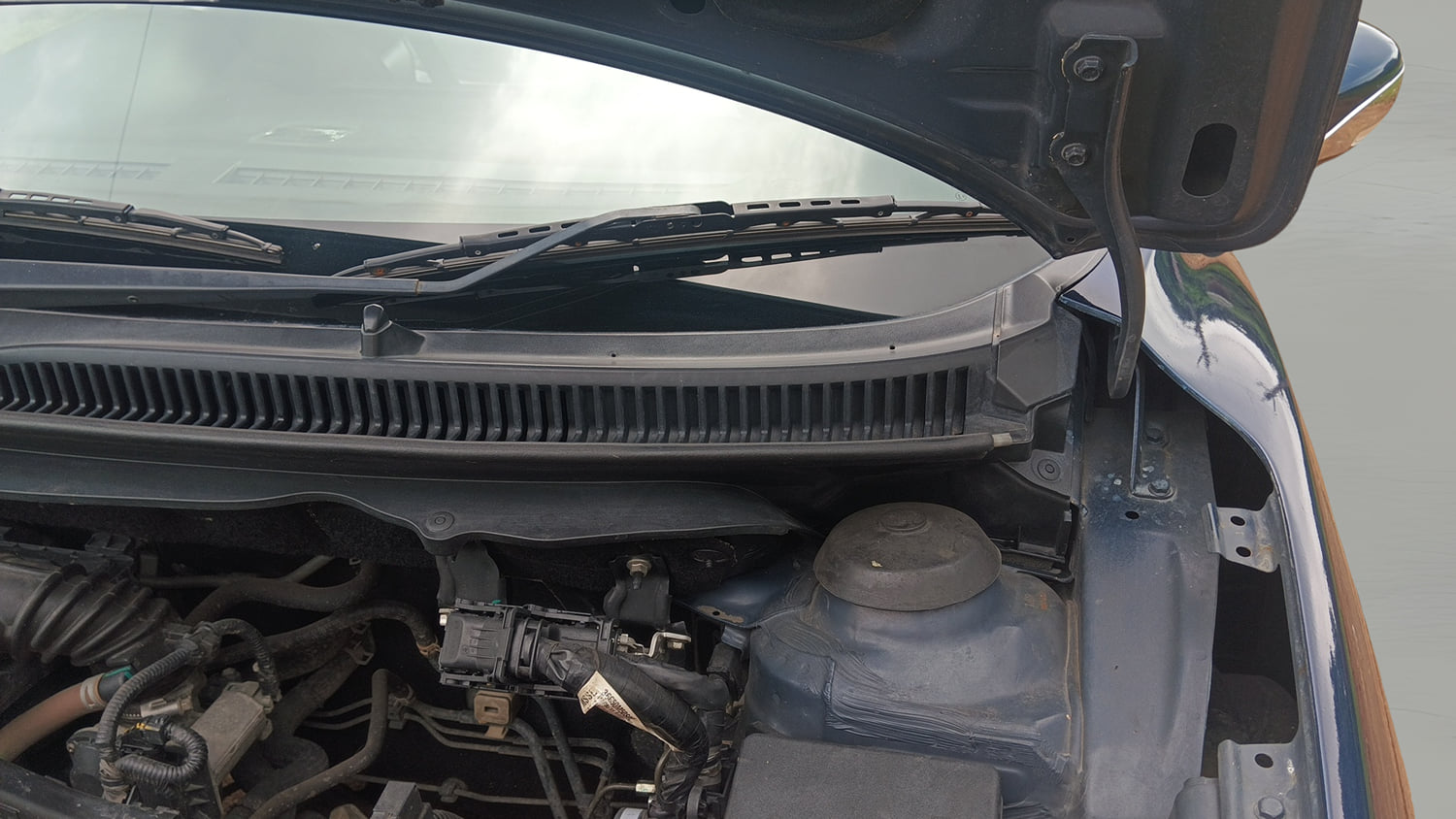 Used 2020 Maruti Suzuki Baleno Zeta Petrol Manual engine ENGINE LEFT SIDE HINGE & APRON VIEW