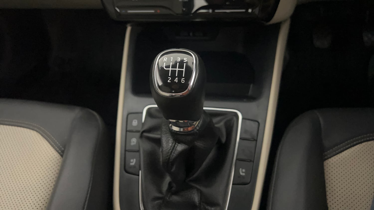 Used 2024 Skoda Slavia Style 1.0L TSI MT Petrol Manual interior GEAR  KNOB VIEW