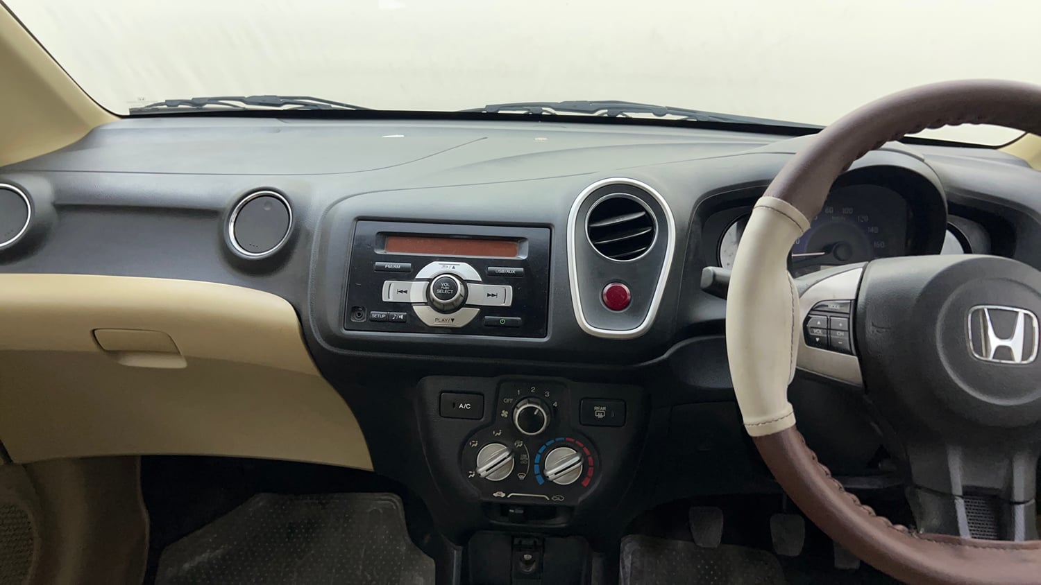 Used 2014 Honda Mobilio S Petrol Petrol Manual interior MUSIC SYSTEM & AC CONTROL VIEW