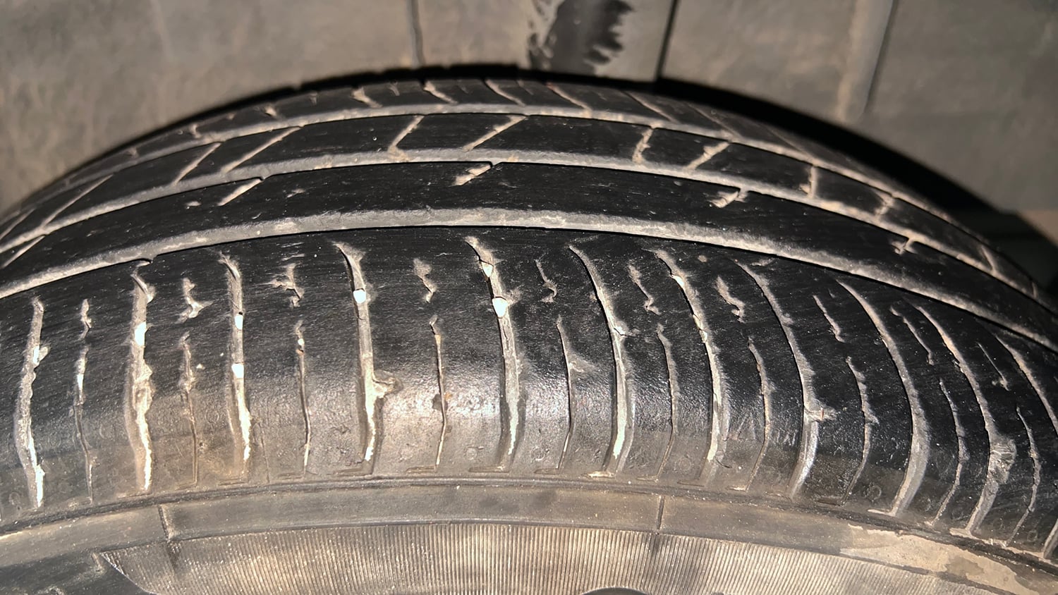 Used 2024 Renault Triber RXZ EASY-R AMT Petrol Automatic tyres LEFT REAR TYRE TREAD VIEW
