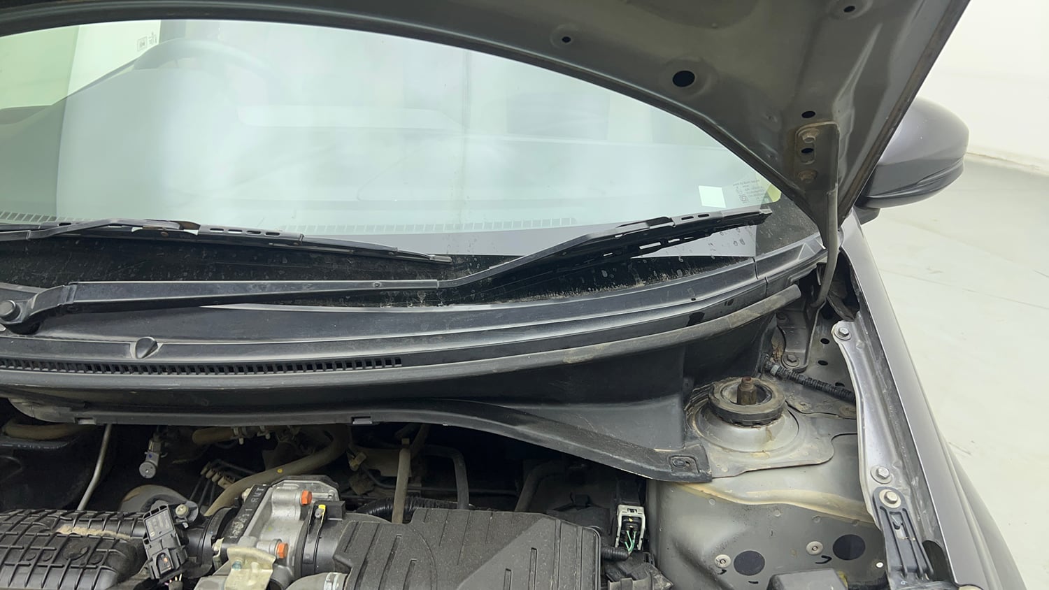 Used 2017 Honda Amaze 1.2 S i-VTEC Petrol Manual engine ENGINE LEFT SIDE HINGE & APRON VIEW