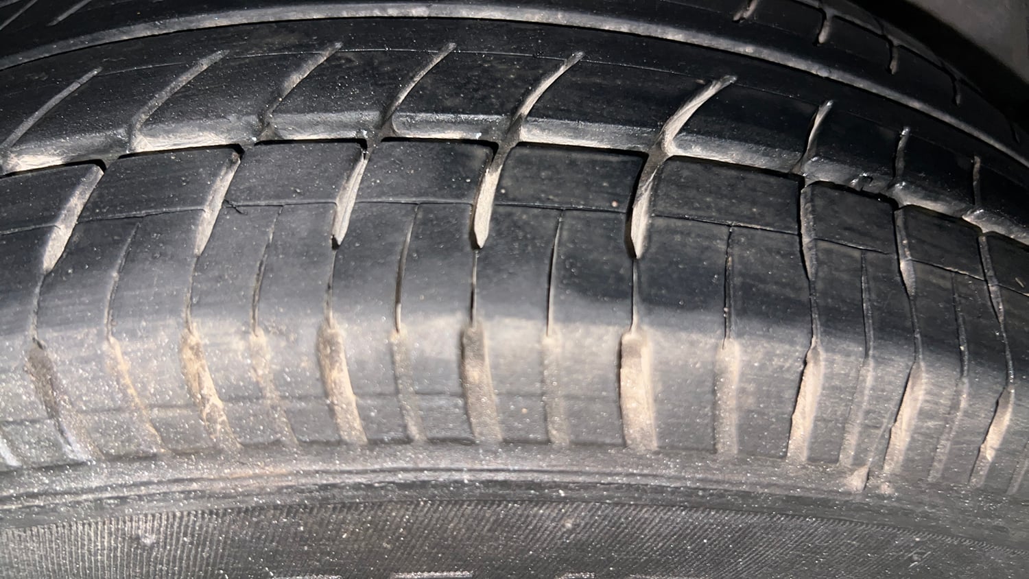Used 2013 Hyundai i20 Magna (O) 1.2 Petrol Manual tyres LEFT REAR TYRE TREAD VIEW
