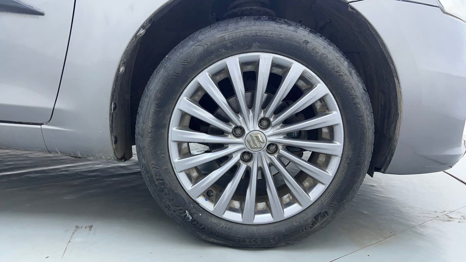 Used 2016 Maruti Suzuki Ciaz ZXI+ AT Petrol Automatic tyres RIGHT FRONT TYRE RIM VIEW