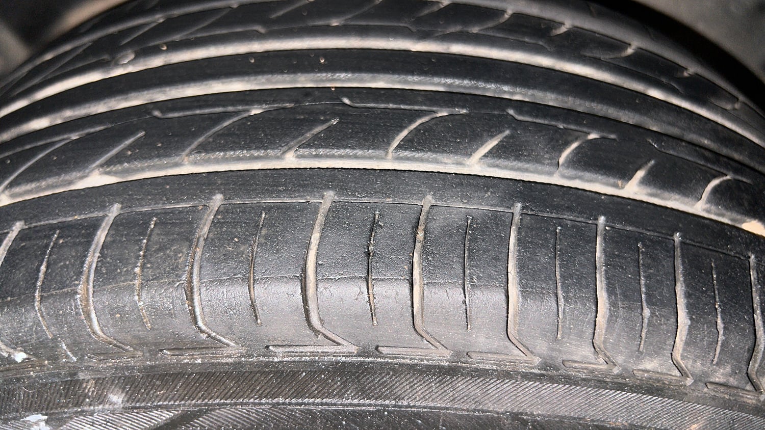 Used 2013 Volkswagen Polo Comfortline 1.2L (P) Petrol Manual tyres LEFT REAR TYRE TREAD VIEW