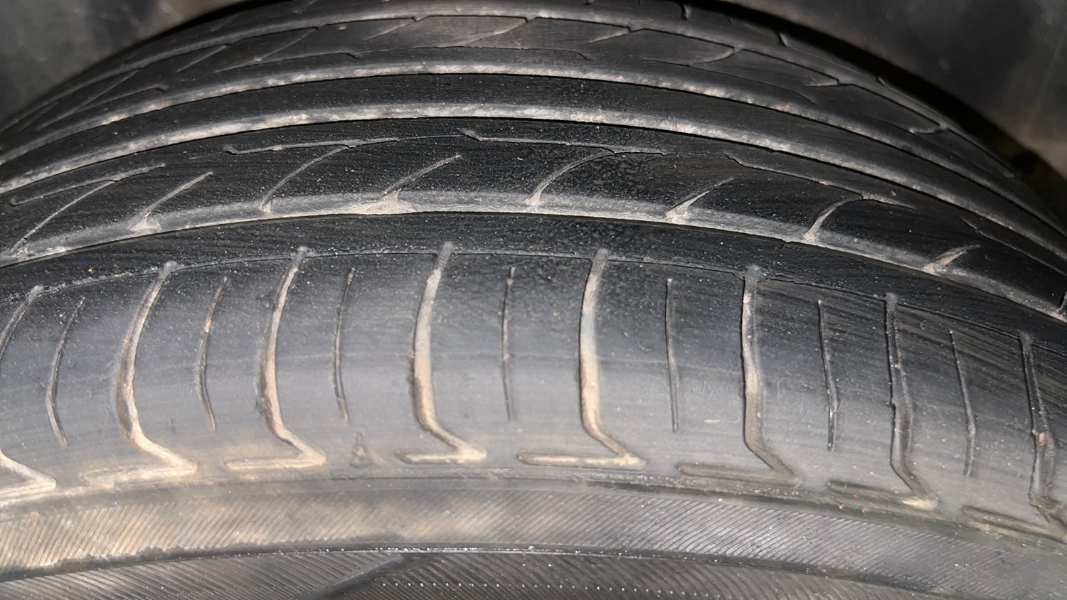 Used 2013 Volkswagen Polo Comfortline 1.2L (P) Petrol Manual tyres RIGHT REAR TYRE TREAD VIEW
