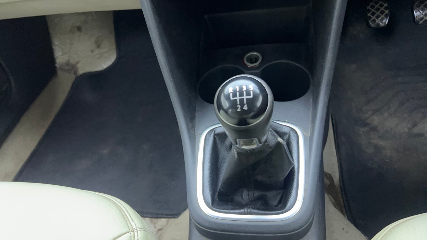 Used 2013 Volkswagen Polo Highline1.2L (P) Petrol Manual interior GEAR  KNOB VIEW