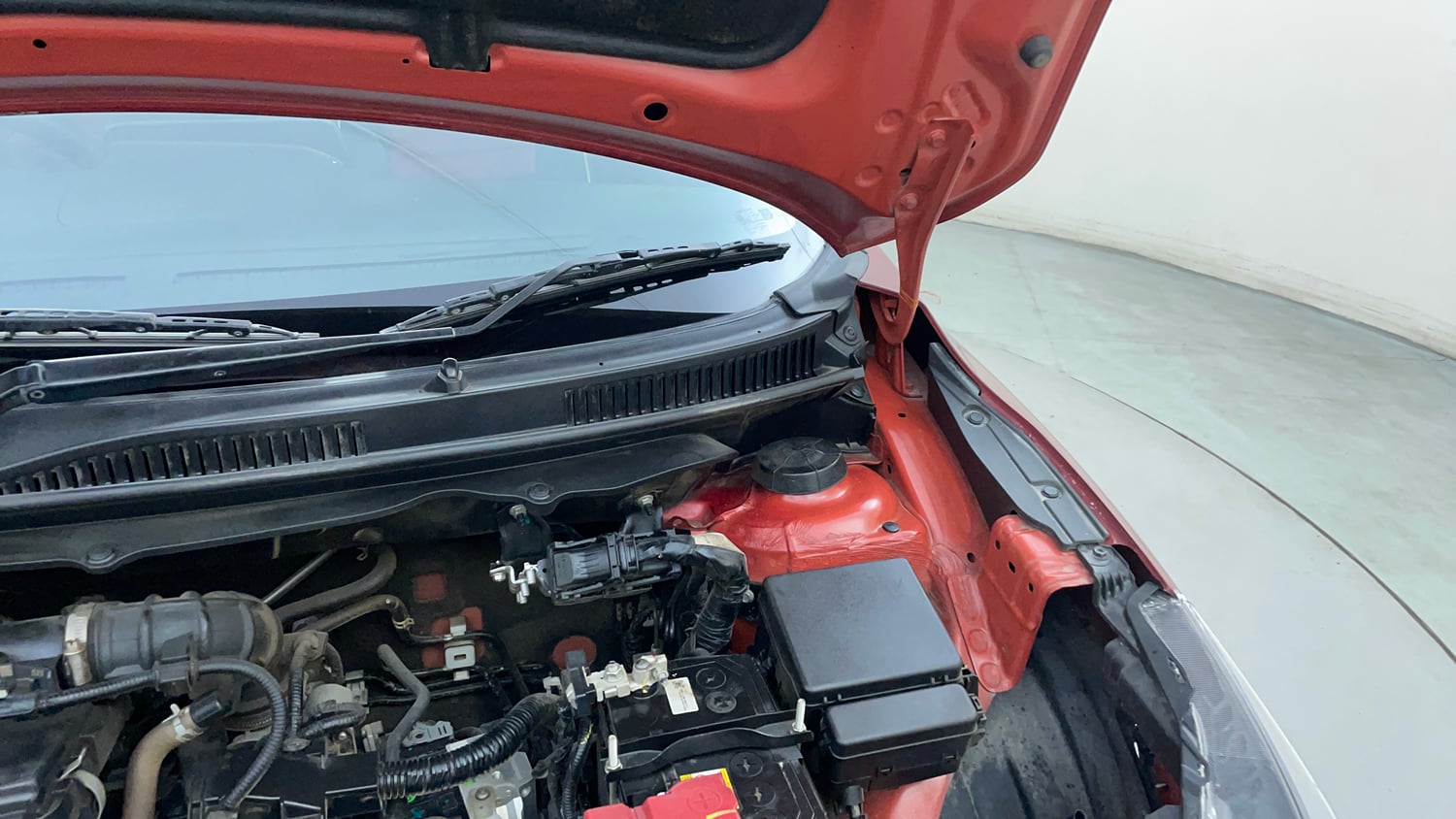 Used 2025 Toyota Glanza V AMT Petrol Automatic engine ENGINE LEFT SIDE HINGE & APRON VIEW