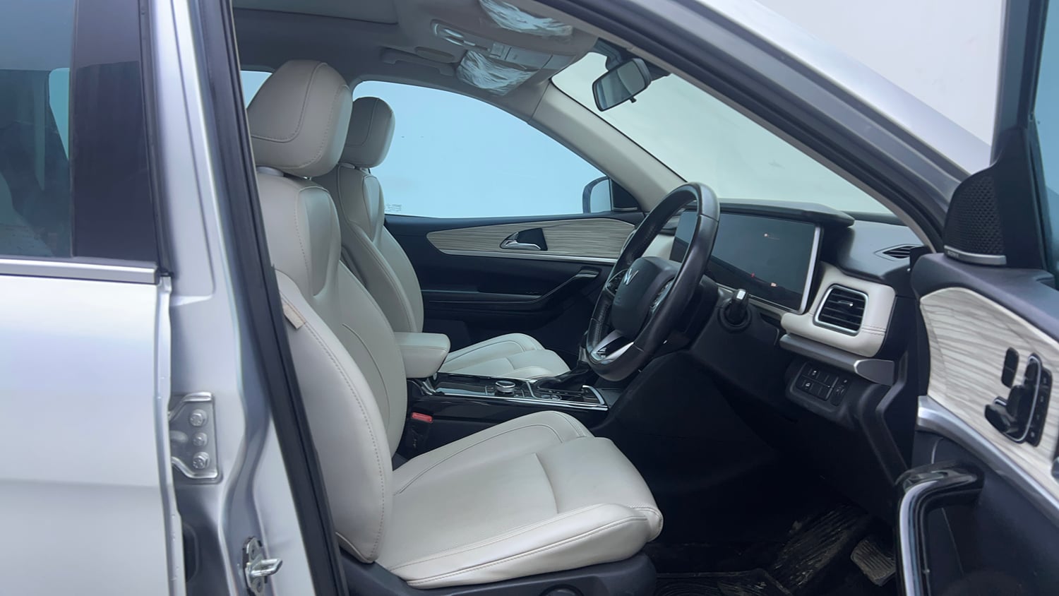 Used 2024 Mahindra XUV700 AX 7 Petrol AT Luxury Pack 7 STR Petrol Automatic interior RIGHT SIDE FRONT DOOR CABIN VIEW