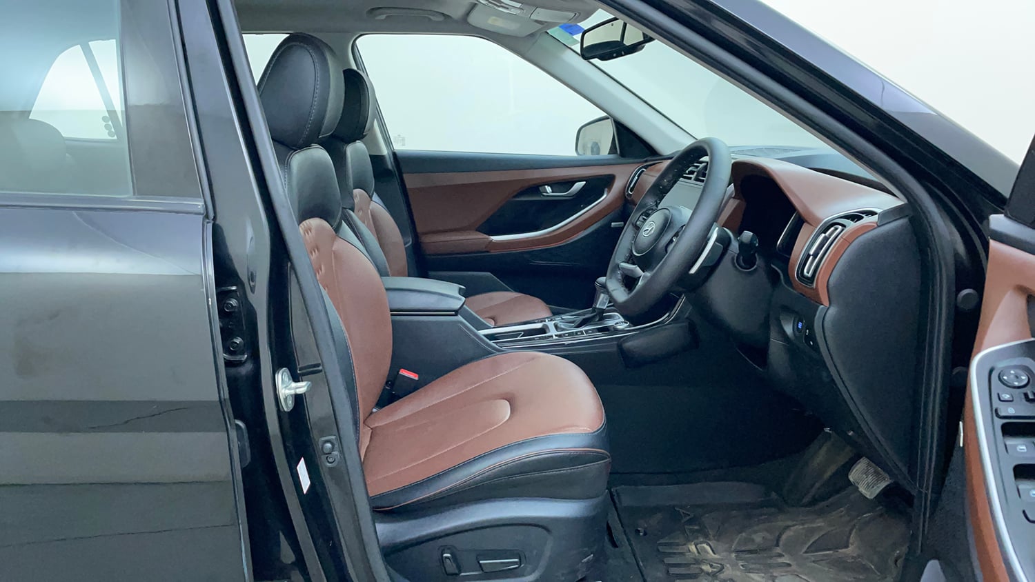 Used 2023 Hyundai Alcazar Signature (O) 6 STR 1.5 Petrol DCT Petrol Automatic interior RIGHT SIDE FRONT DOOR CABIN VIEW