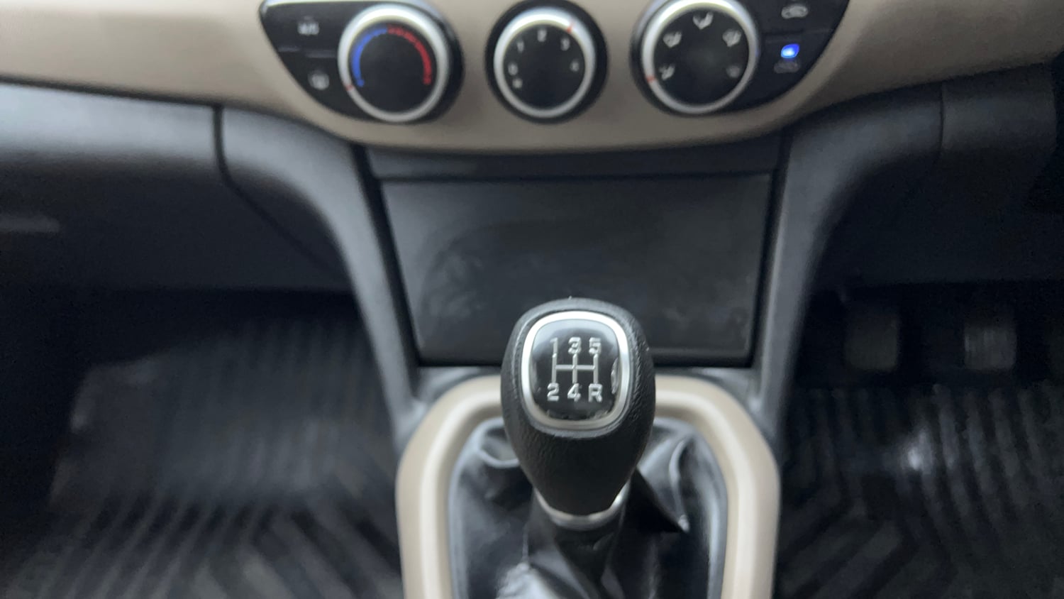 Used 2015 Hyundai Xcent S 1.2 (O) Petrol Manual interior GEAR  KNOB VIEW