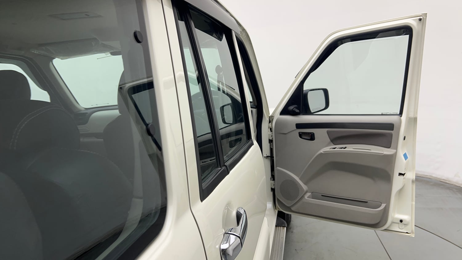 Used 2022 Mahindra Scorpio S5 Diesel Manual interior RIGHT FRONT DOOR OPEN VIEW