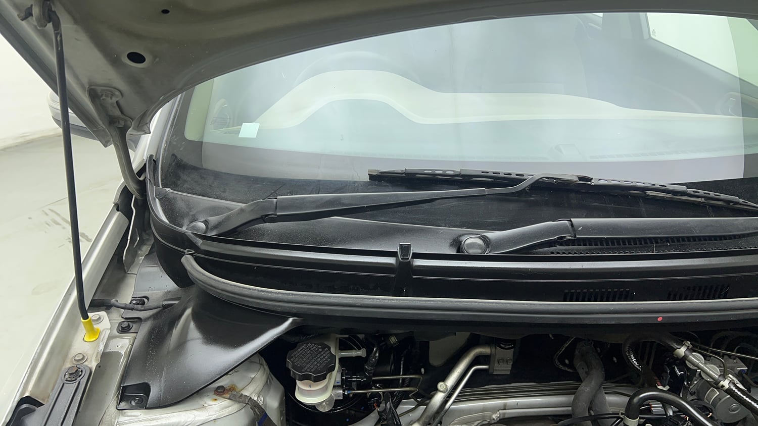 Used 2018 Hyundai Elite i20 Asta 1.2 AT Petrol Automatic engine ENGINE RIGHT SIDE HINGE & APRON VIEW