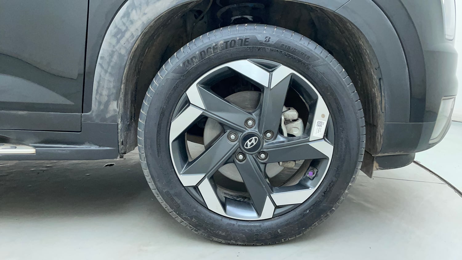 Used 2023 Hyundai Alcazar Signature (O) 6 STR 1.5 Petrol DCT Petrol Automatic tyres RIGHT FRONT TYRE RIM VIEW