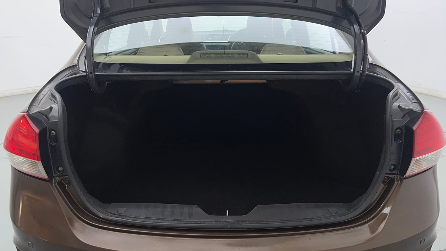 Used 2017 Maruti Suzuki Ciaz Alpha 1.4 MT Petrol Manual interior DICKY INSIDE VIEW