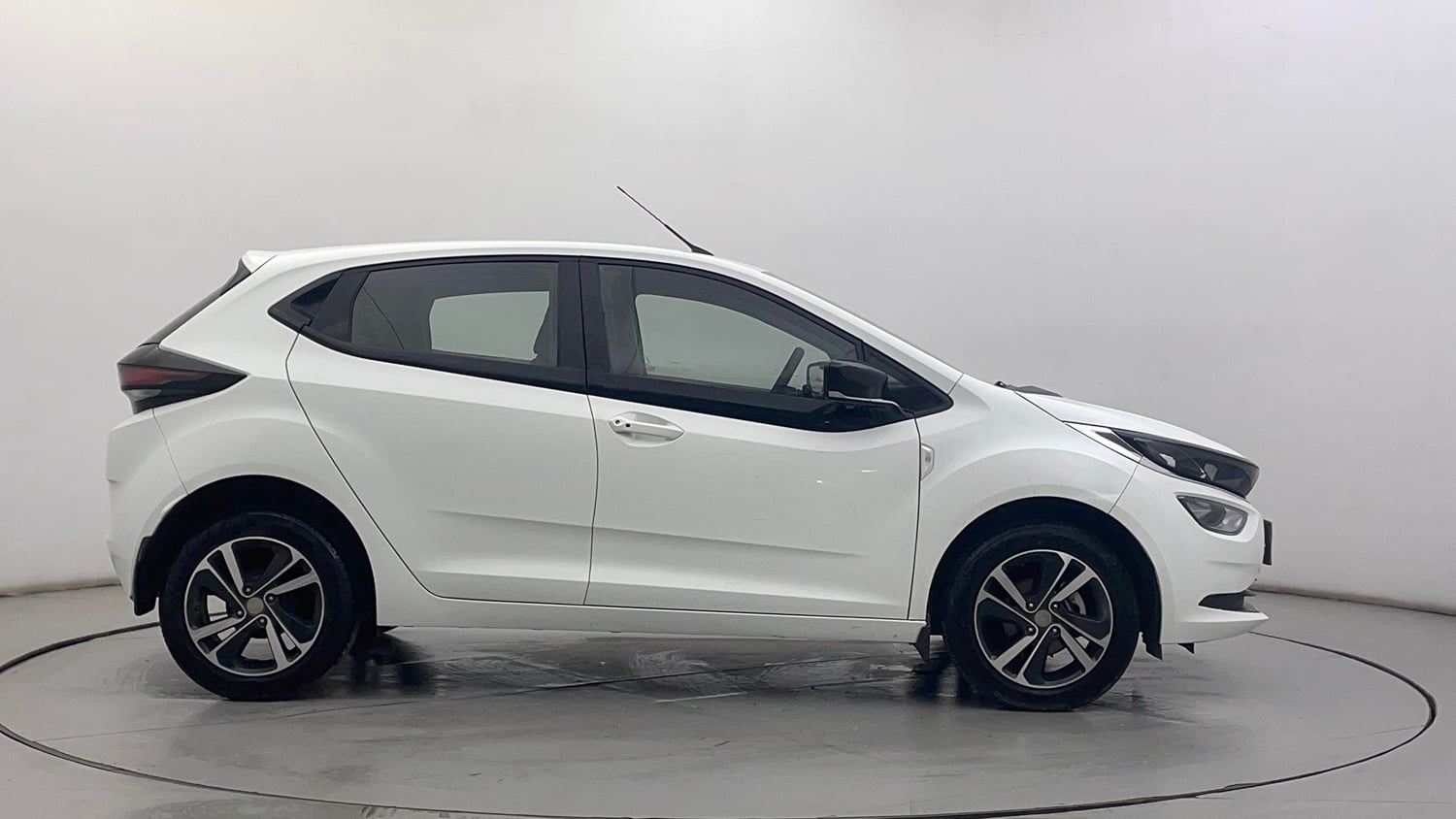 Used 2023 Tata Altroz XZA Petrol Petrol Automatic exterior RIGHT SIDE VIEW