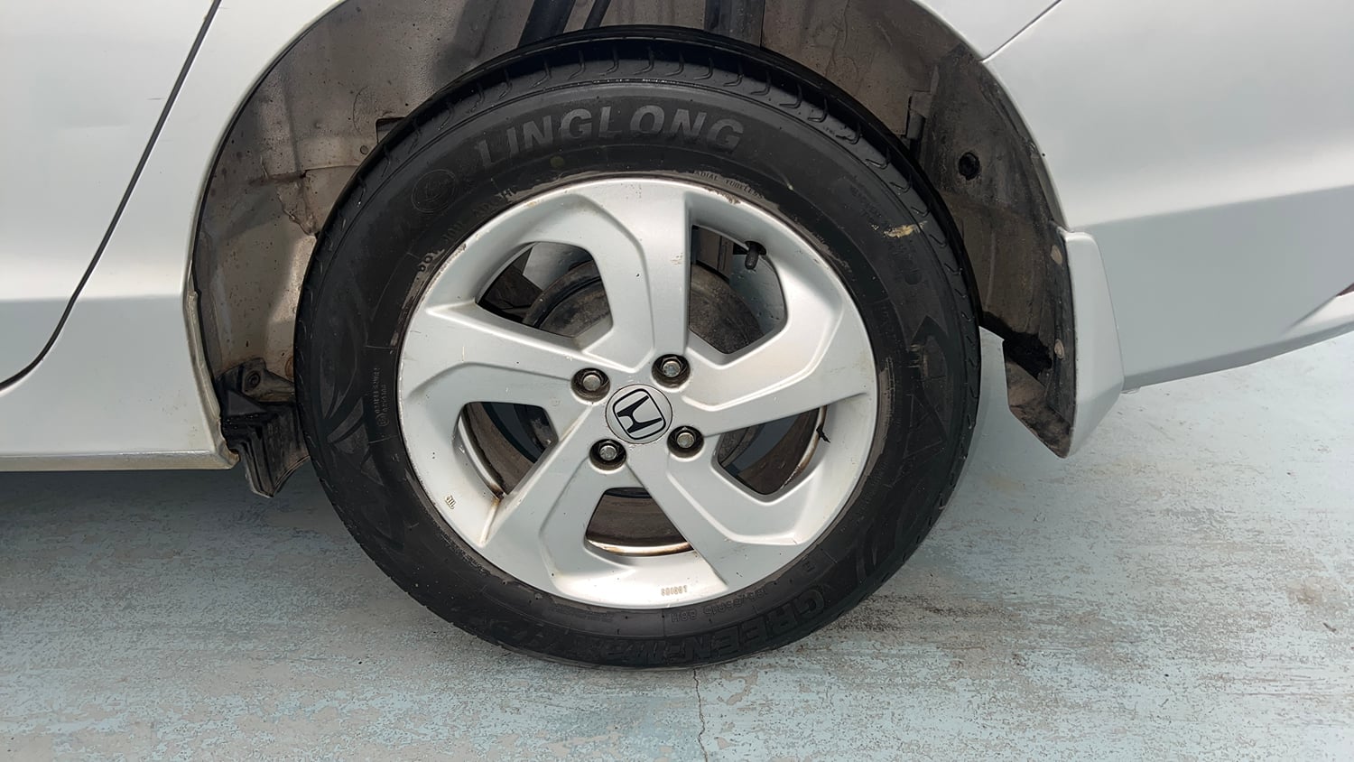 Used 2014 Honda City VX Petrol Manual tyres LEFT REAR TYRE RIM VIEW