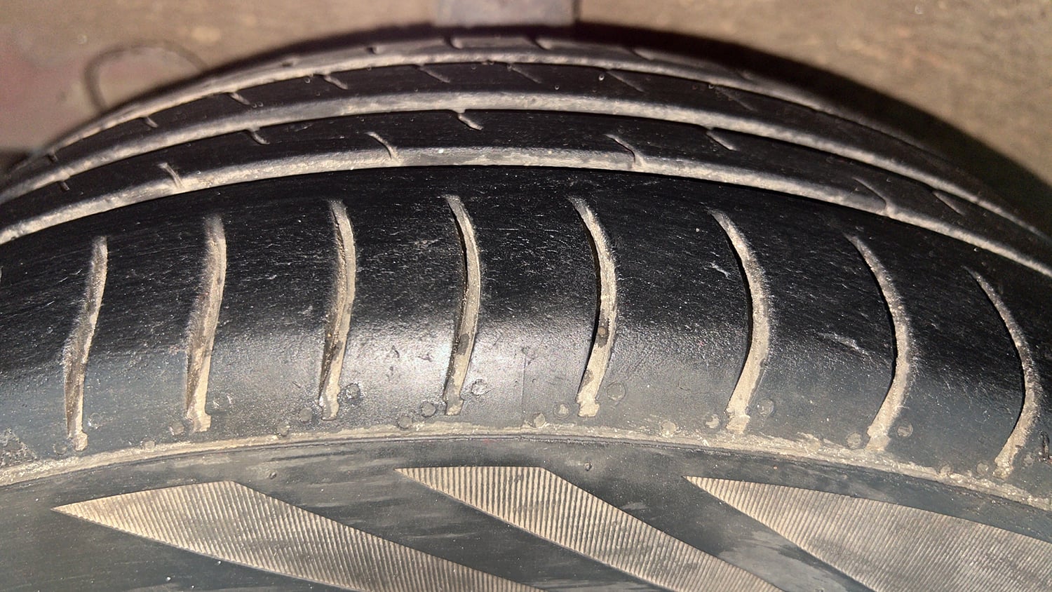 Used 2017 Hyundai Grand i10 Sportz (O) AT 1.2 Kappa VTVT Petrol Automatic tyres RIGHT REAR TYRE TREAD VIEW