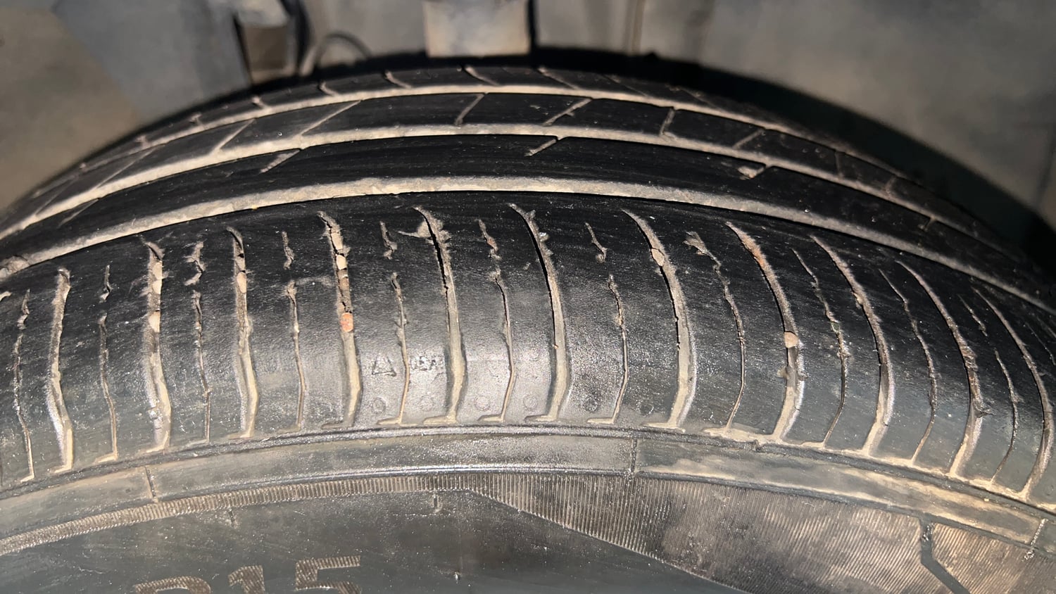 Used 2024 Renault Triber RXZ EASY-R AMT Petrol Automatic tyres RIGHT FRONT TYRE TREAD VIEW