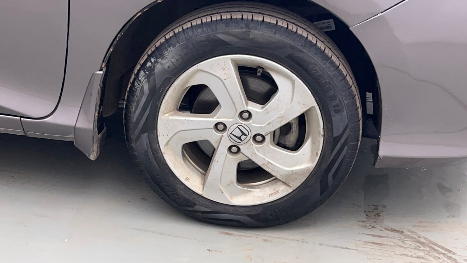Used 2016 Honda City V Petrol Manual tyres RIGHT FRONT TYRE RIM VIEW