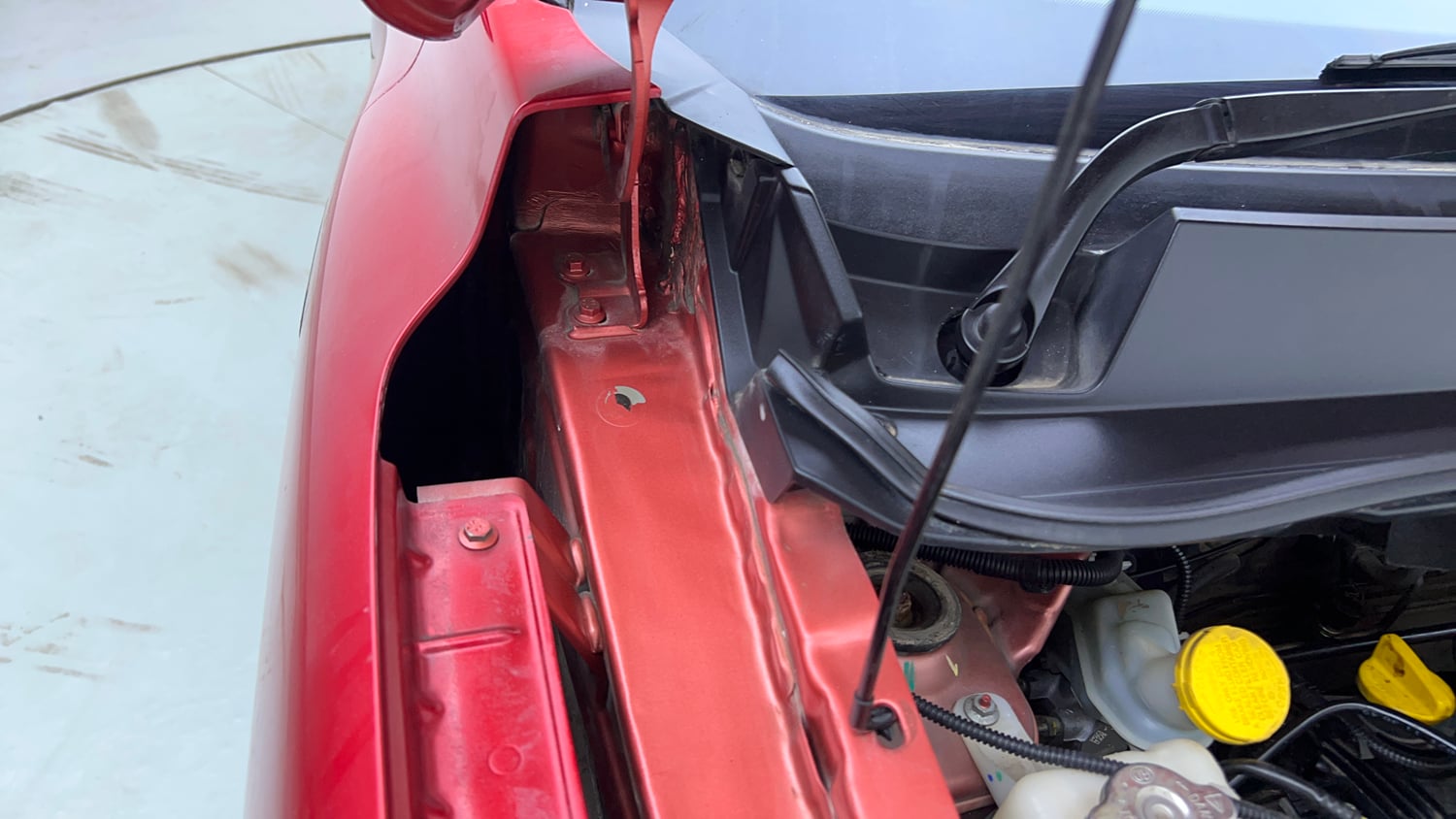 Used 2021 Renault Kiger RXT (O) MT Dual Tone Petrol Manual engine ENGINE RIGHT SIDE HINGE & APRON VIEW