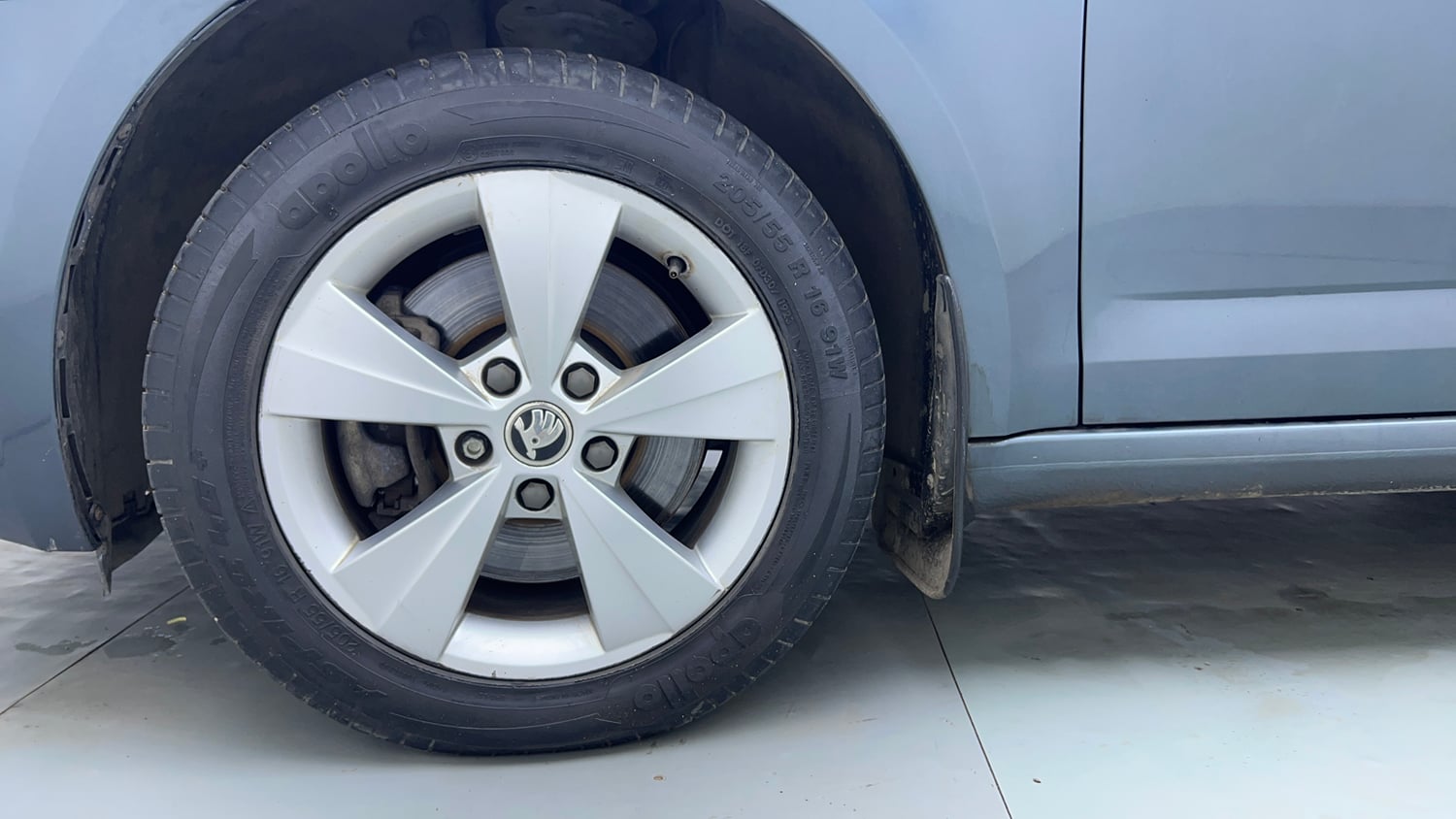 Used 2018 Skoda Octavia 1.8 TSI Style AT Petrol Automatic tyres LEFT FRONT TYRE RIM VIEW