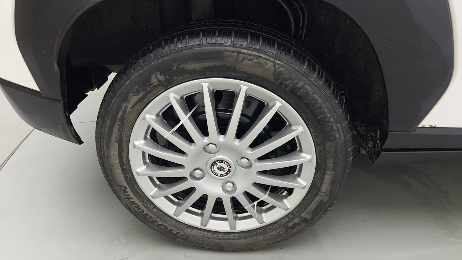 Used 2021 Nissan Magnite XL Petrol Manual tyres RIGHT REAR TYRE RIM VIEW