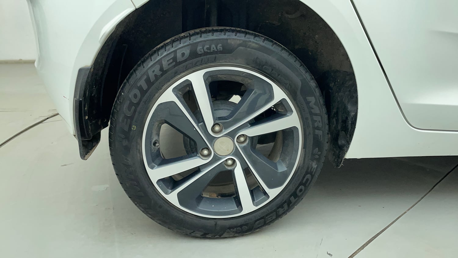 Used 2023 Tata Altroz XZA Petrol Petrol Automatic tyres RIGHT REAR TYRE RIM VIEW
