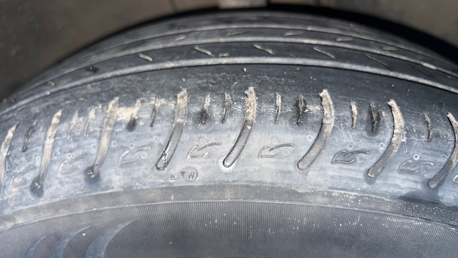 Used 2022 Kia Carens Prestige Plus 1.4 Petrol MT 7 STR Petrol Manual tyres RIGHT FRONT TYRE TREAD VIEW