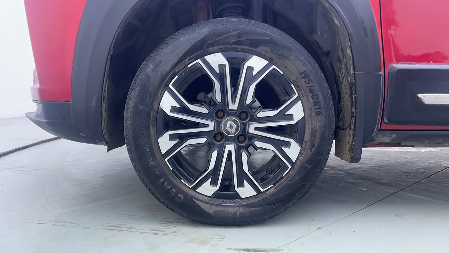 Used 2021 Renault Kiger RXT (O) MT Dual Tone Petrol Manual tyres LEFT FRONT TYRE RIM VIEW