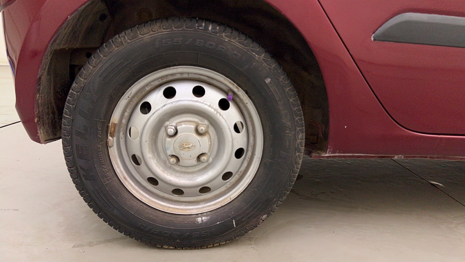 Used 2015 Hyundai i10 Magna 1.1 iRDE2 Petrol Manual tyres RIGHT REAR TYRE RIM VIEW