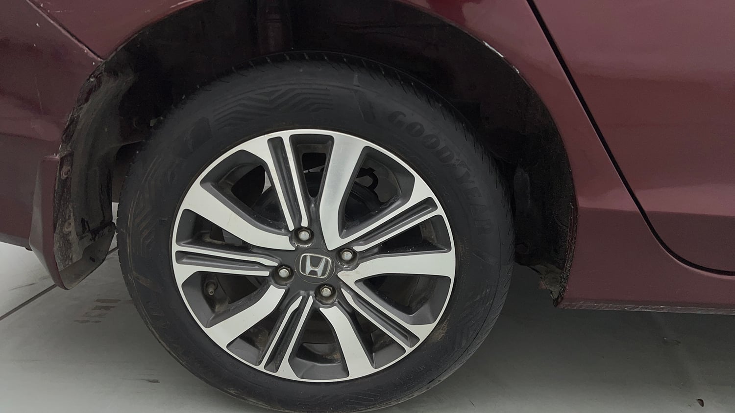 Used 2018 Honda City V CVT Petrol Petrol Automatic tyres RIGHT REAR TYRE RIM VIEW