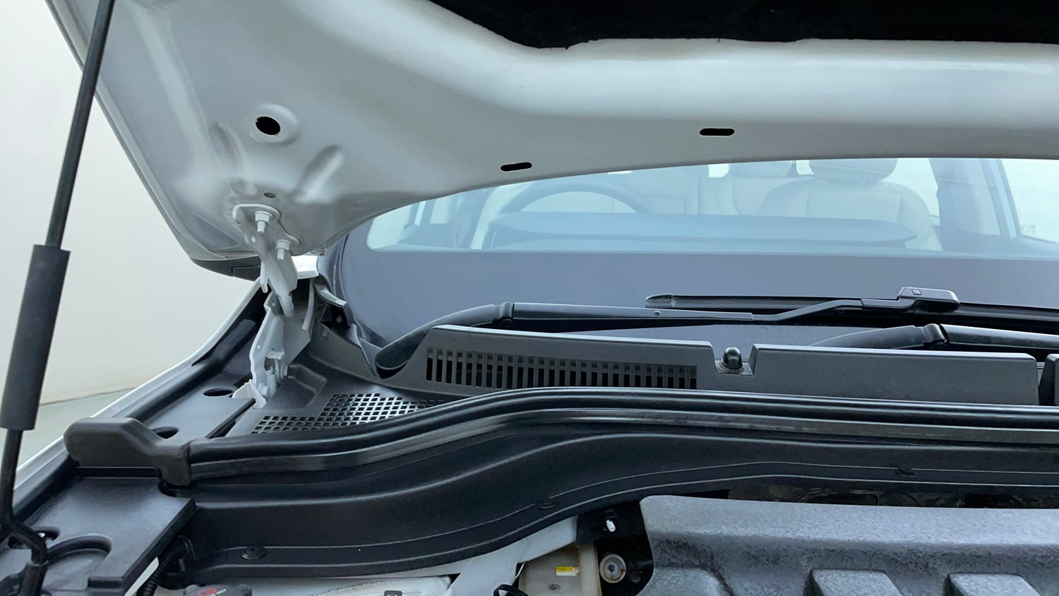 Used 2025 Mahindra XUV700 AX7 Petrol MT 7 STR Petrol Manual engine ENGINE RIGHT SIDE HINGE & APRON VIEW