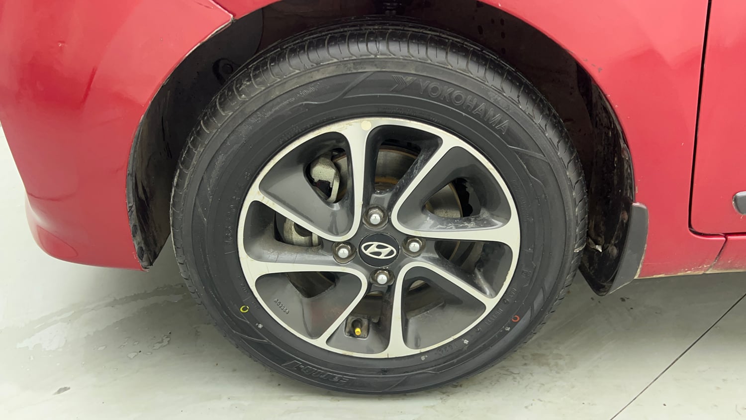 Used 2017 Hyundai Grand i10 Sportz (O) AT 1.2 Kappa VTVT Petrol Automatic tyres LEFT FRONT TYRE RIM VIEW