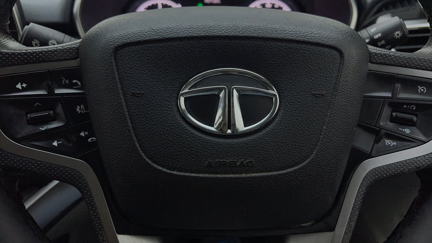 Used 2022 Tata Safari XTA Plus Diesel Automatic top_features Airbags