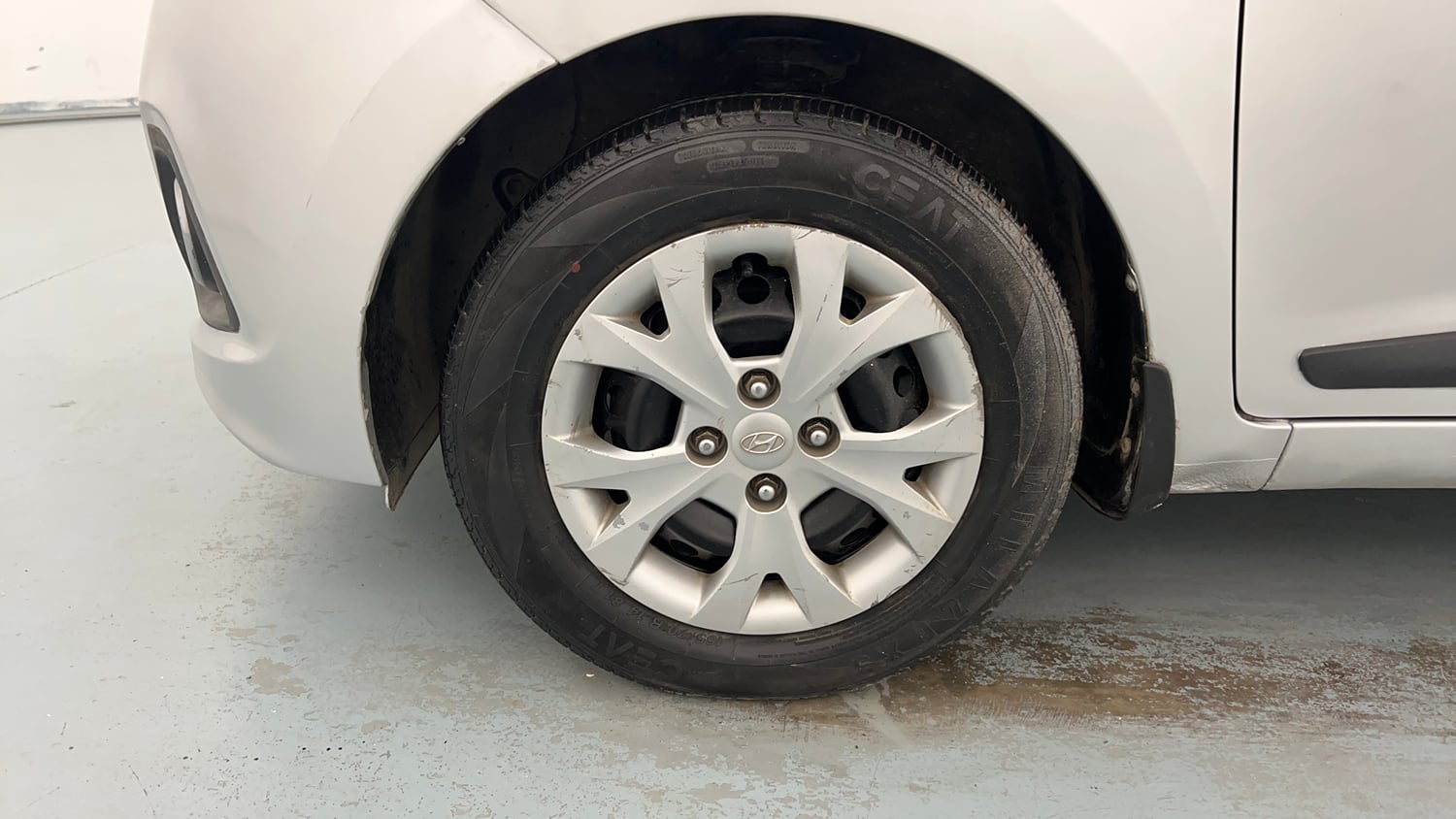 Used 2016 Hyundai Grand i10 Sportz 1.2 Kappa VTVT Petrol Manual tyres LEFT FRONT TYRE RIM VIEW