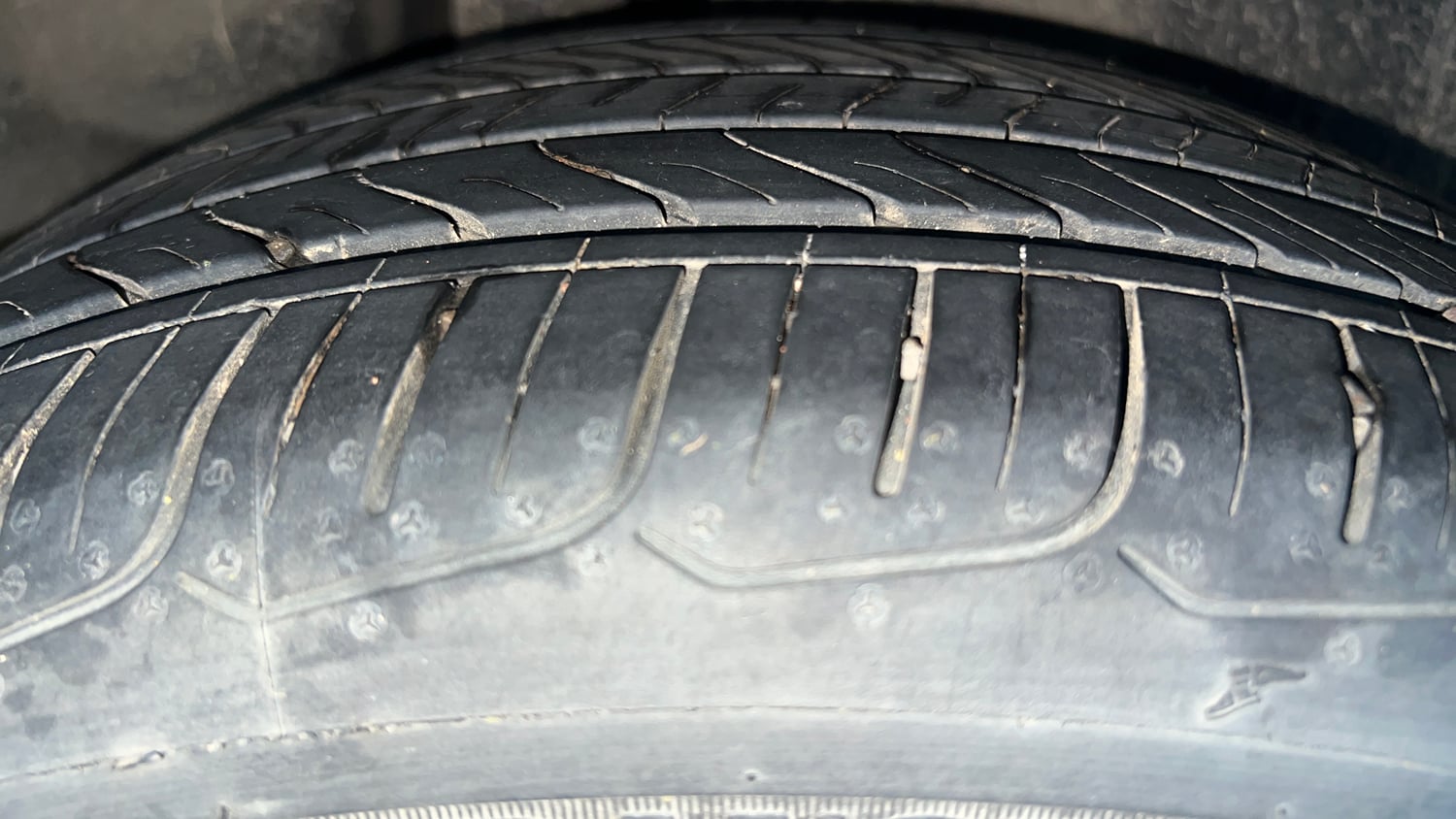 Used 2016 Maruti Suzuki Ciaz ZXI+ AT Petrol Automatic tyres RIGHT REAR TYRE TREAD VIEW