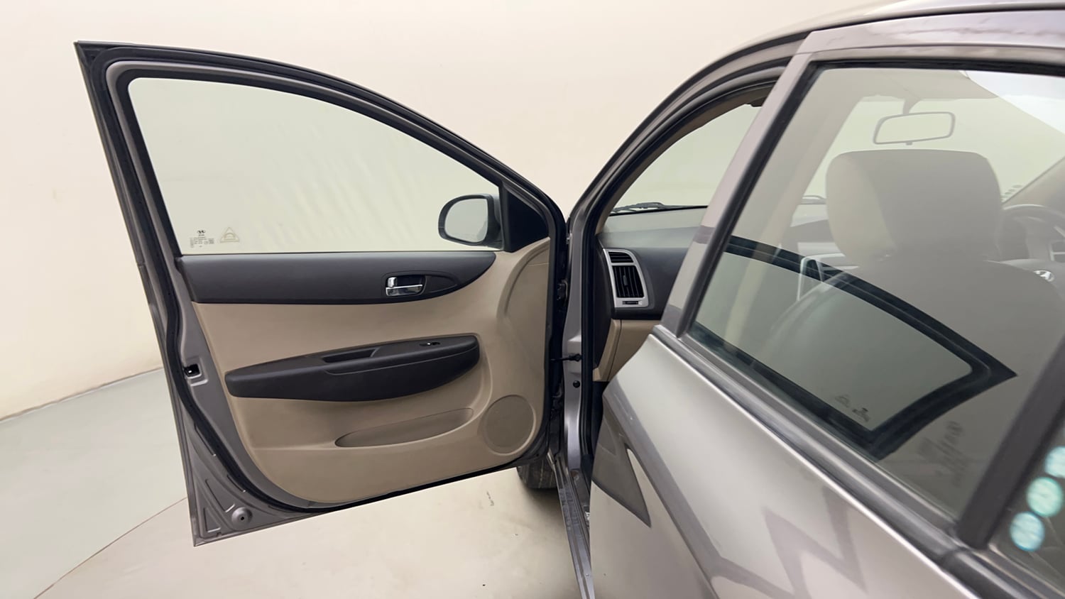 Used 2013 Hyundai i20 Magna (O) 1.2 Petrol Manual interior LEFT FRONT DOOR OPEN VIEW