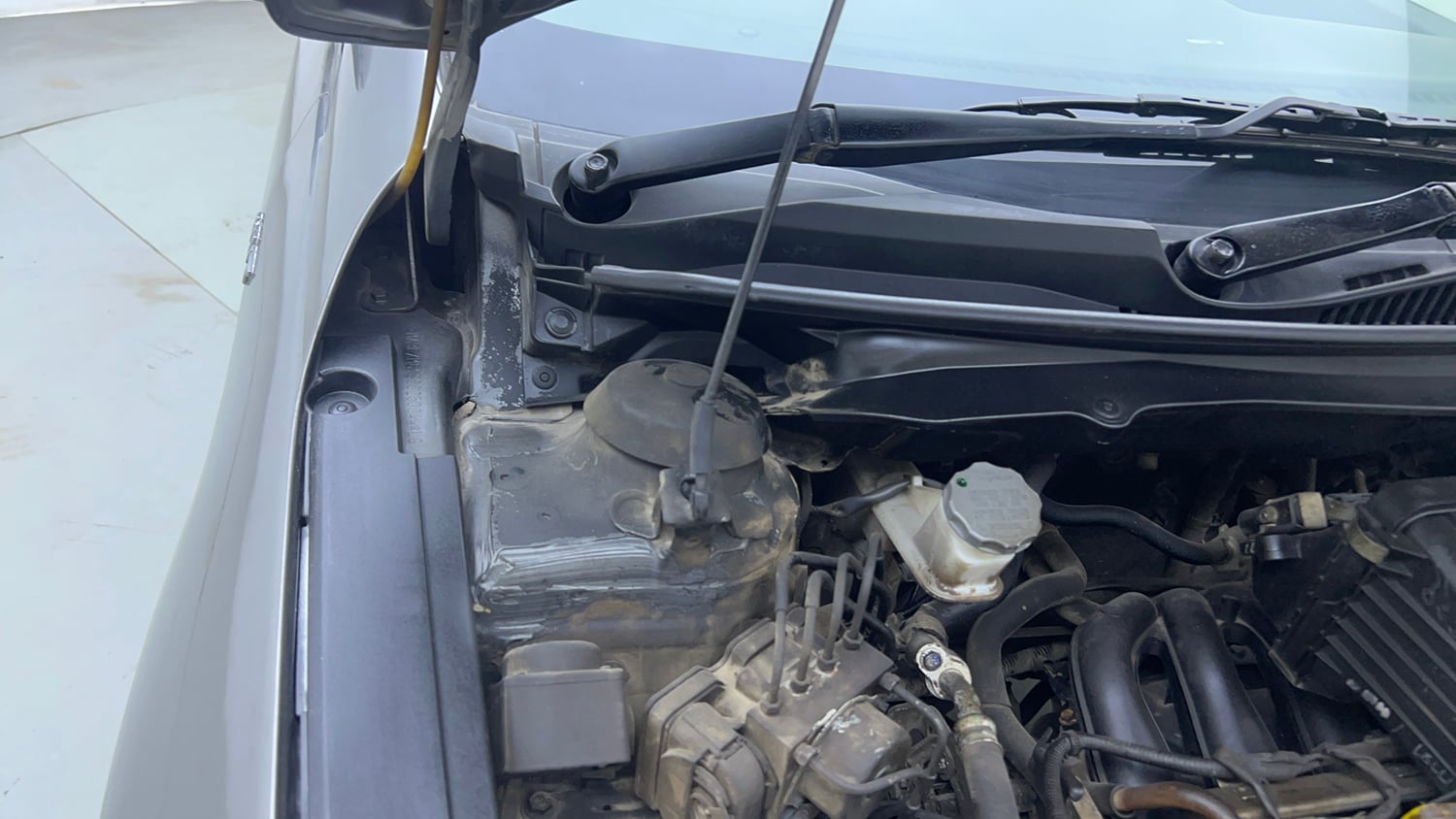 Used 2016 Maruti Suzuki Ciaz ZXI+ AT Petrol Automatic engine ENGINE RIGHT SIDE HINGE & APRON VIEW