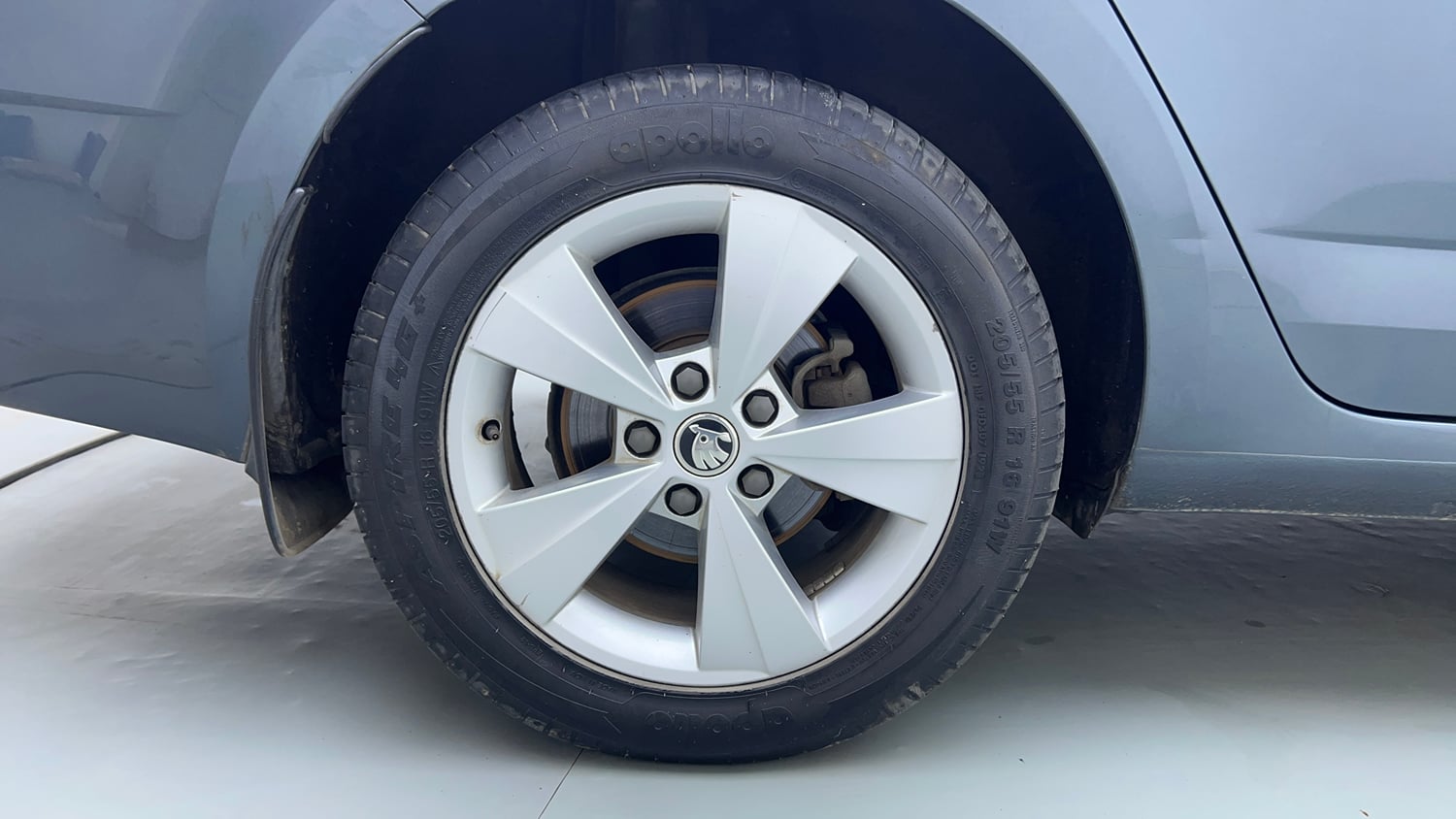 Used 2018 Skoda Octavia 1.8 TSI Style AT Petrol Automatic tyres RIGHT REAR TYRE RIM VIEW