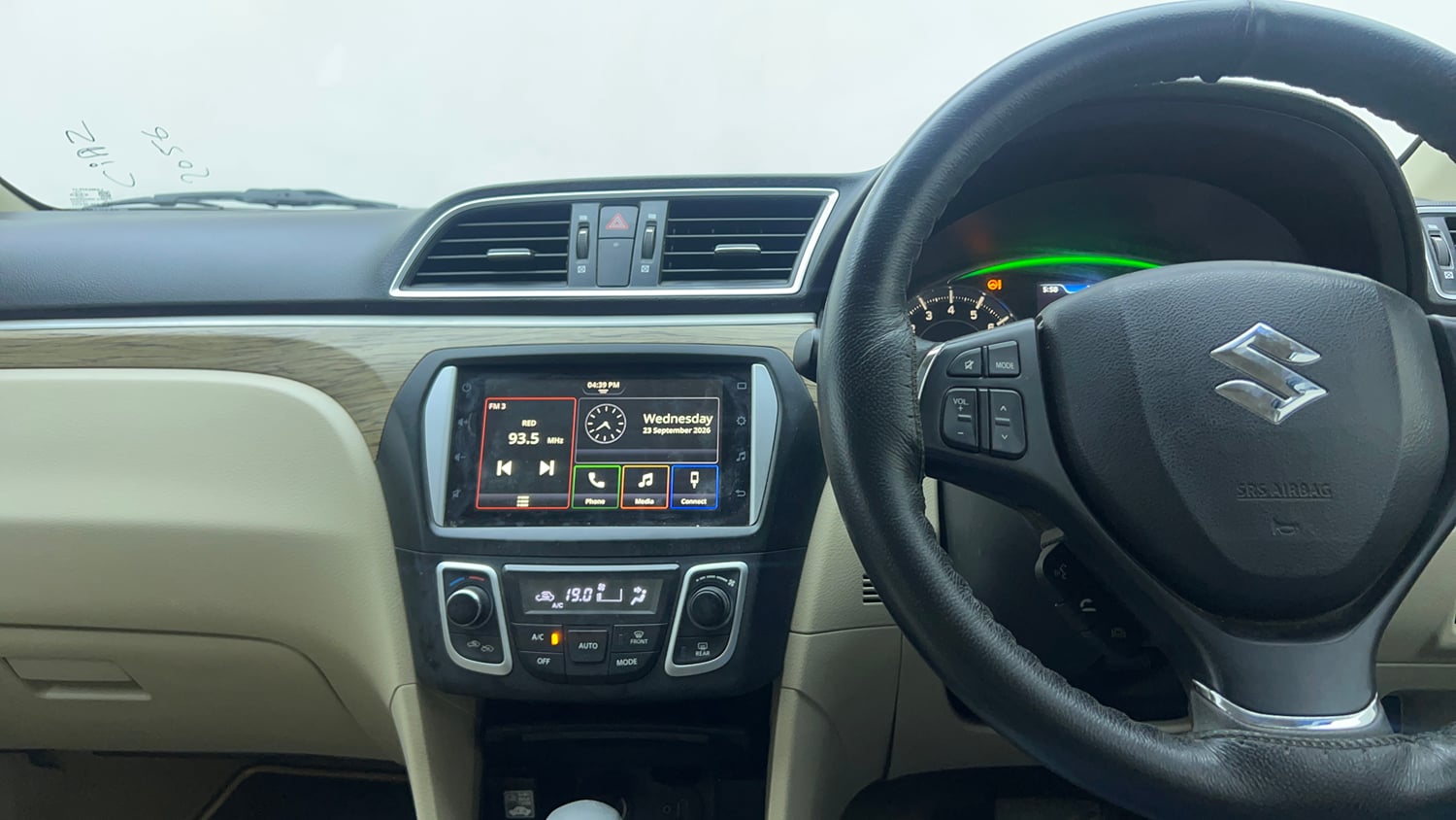Used 2021 Maruti Suzuki Ciaz Zeta 1.5 AT Petrol Automatic top_features Integrated (in-dash) music system