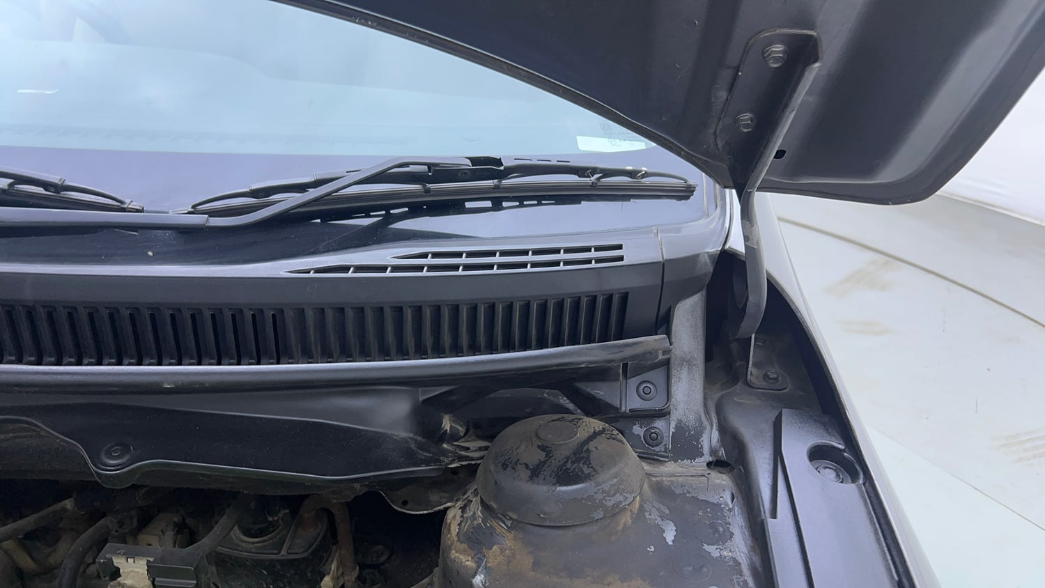 Used 2016 Maruti Suzuki Ciaz ZXI+ AT Petrol Automatic engine ENGINE LEFT SIDE HINGE & APRON VIEW