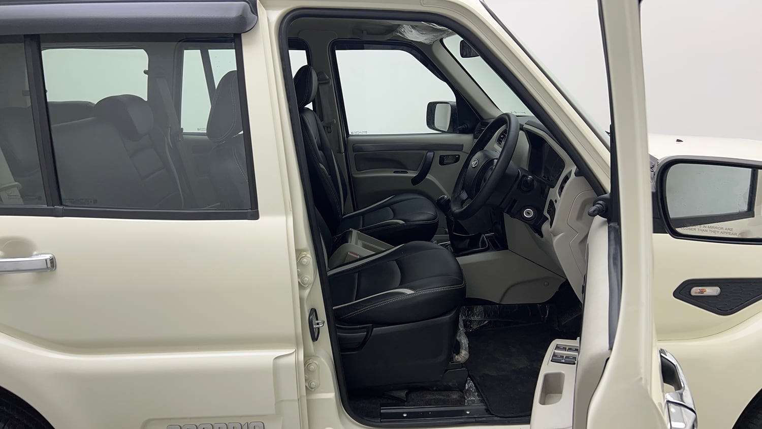 Used 2022 Mahindra Scorpio S5 Diesel Manual interior RIGHT SIDE FRONT DOOR CABIN VIEW
