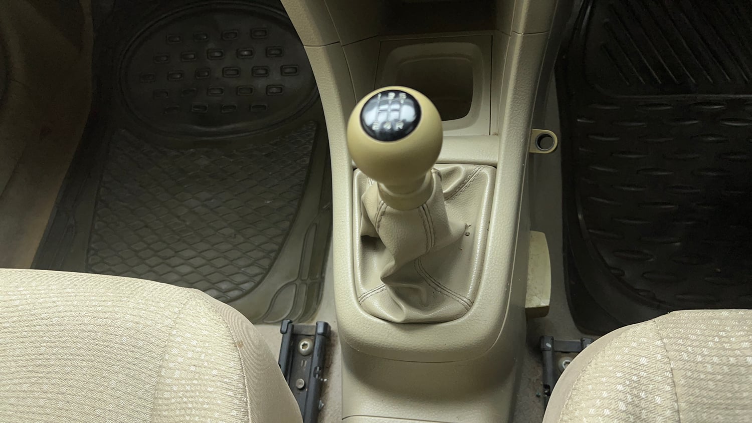 Used 2014 Maruti Suzuki Swift Dzire VXI Petrol Manual interior GEAR  KNOB VIEW