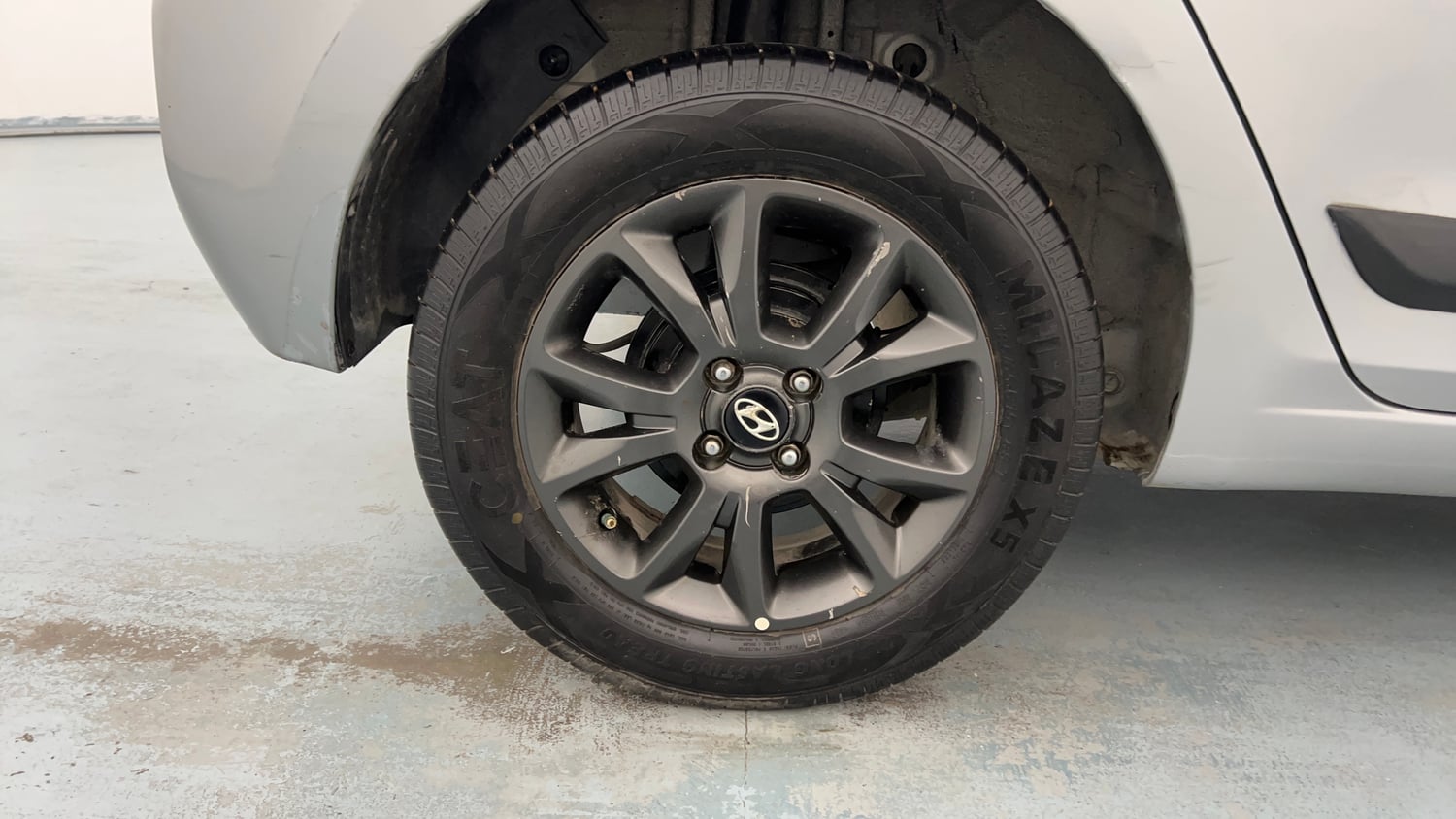 Used 2019 Hyundai Elite i20 Sportz Plus 1.2 Petrol Manual tyres RIGHT REAR TYRE RIM VIEW