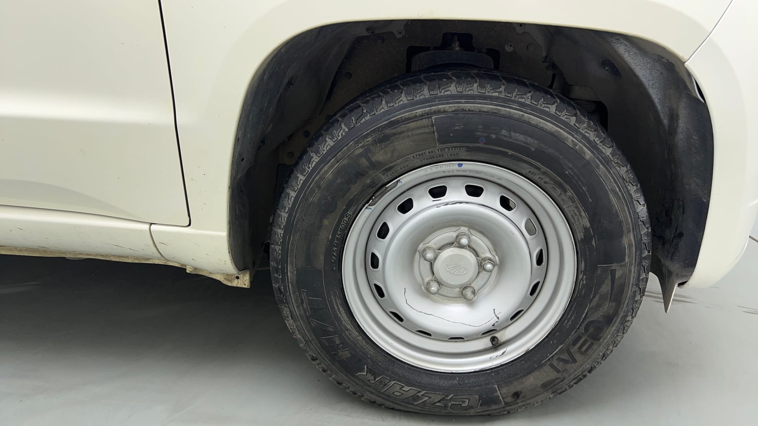 Used 2019 Mahindra TUV300 T4 Plus Diesel Manual tyres RIGHT FRONT TYRE RIM VIEW