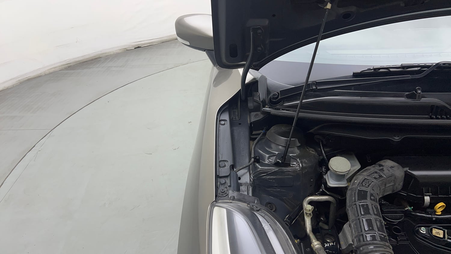 Used 2021 Maruti Suzuki Baleno Zeta Petrol Manual engine ENGINE RIGHT SIDE HINGE & APRON VIEW