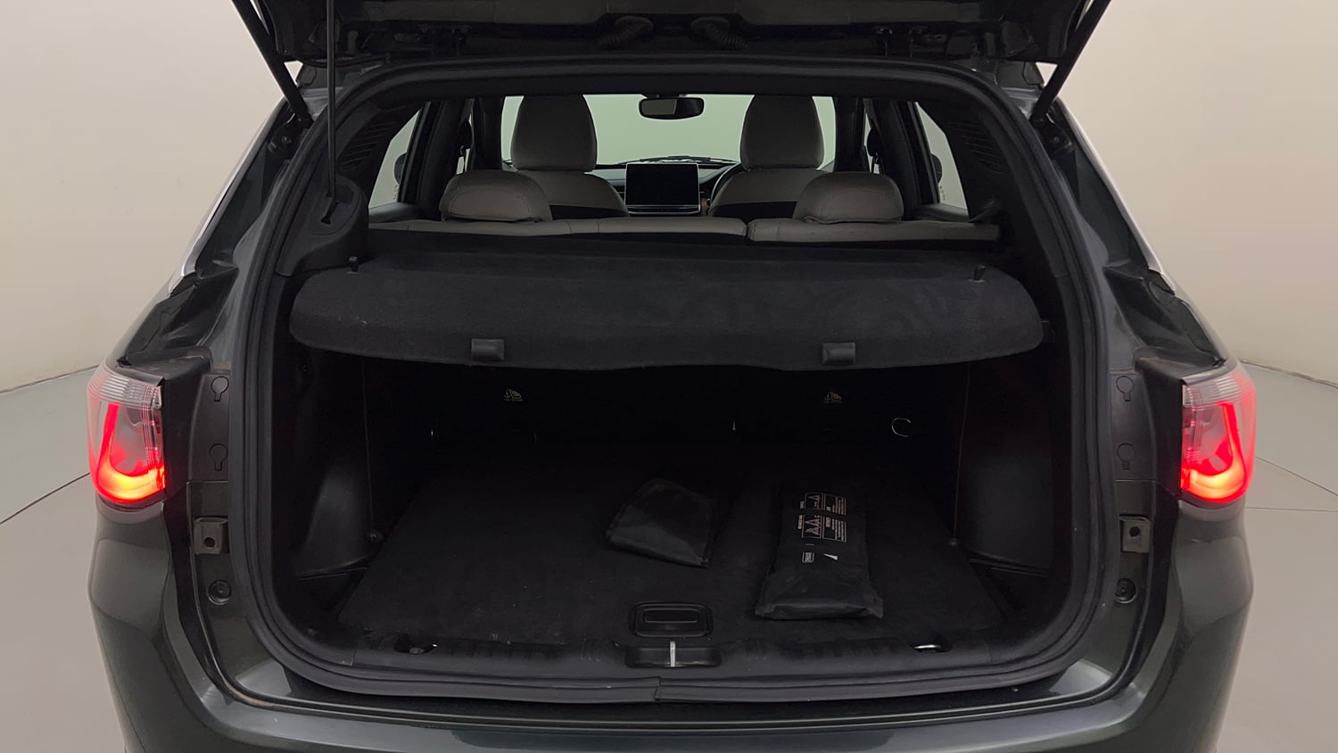Used 2023 Jeep Compass Limited (O) 2.0 Diesel Diesel Manual interior DICKY INSIDE VIEW