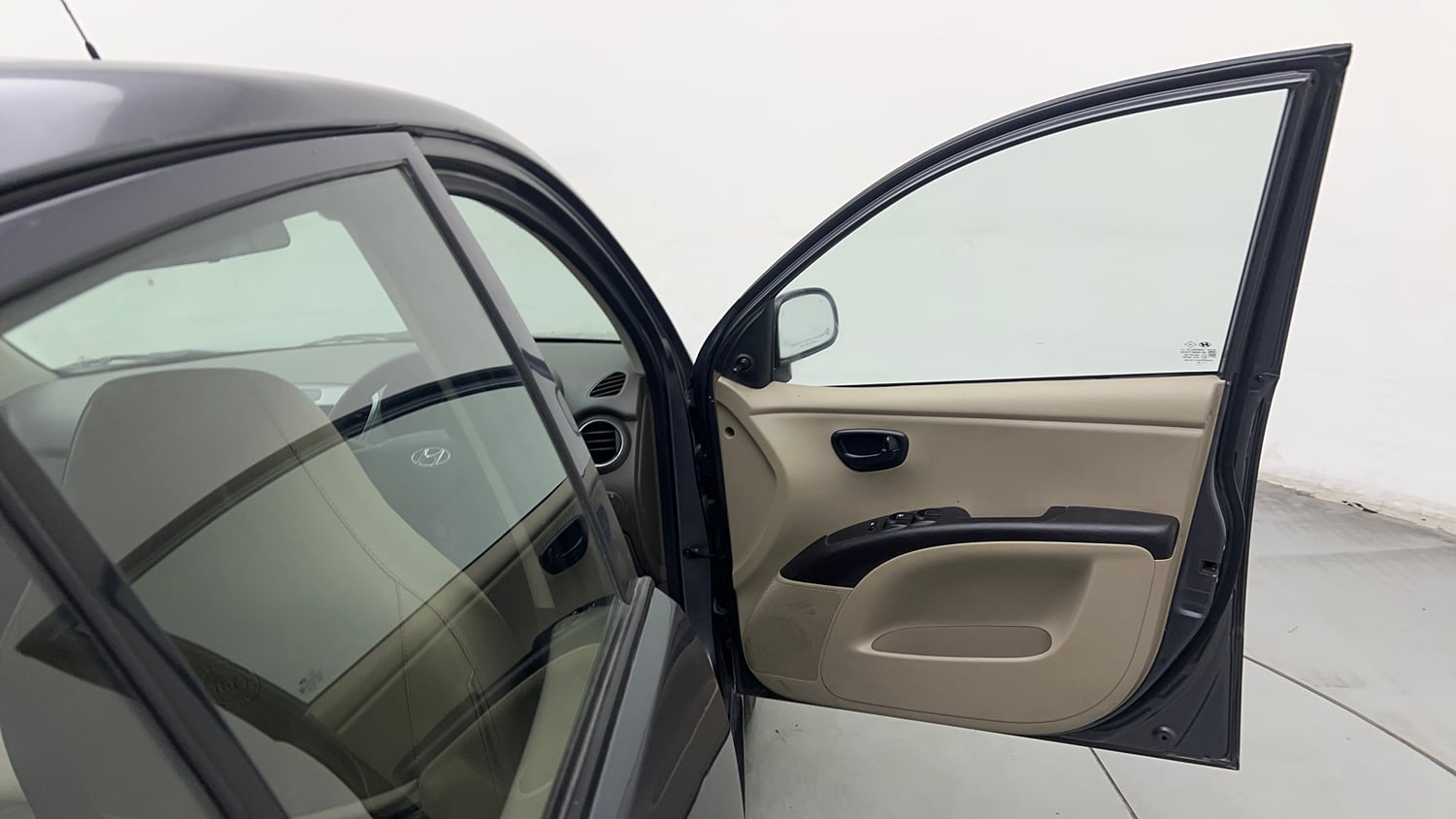 Used 2015 Hyundai i10 Magna 1.1 CNG (Outside Fitted) Cng Manual interior RIGHT FRONT DOOR OPEN VIEW