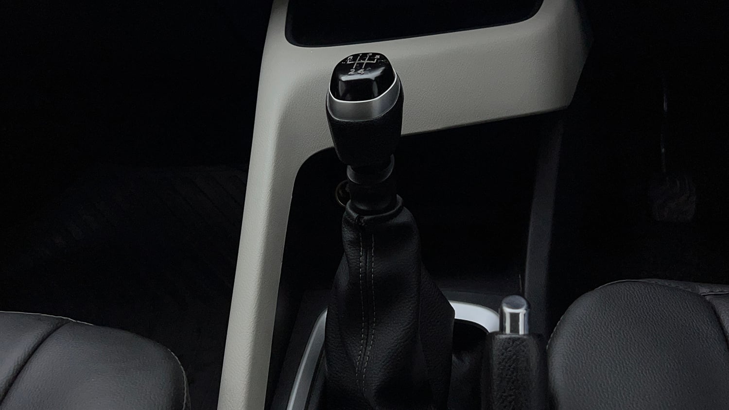 Used 2021 Nissan Magnite XL Petrol Manual interior GEAR  KNOB VIEW