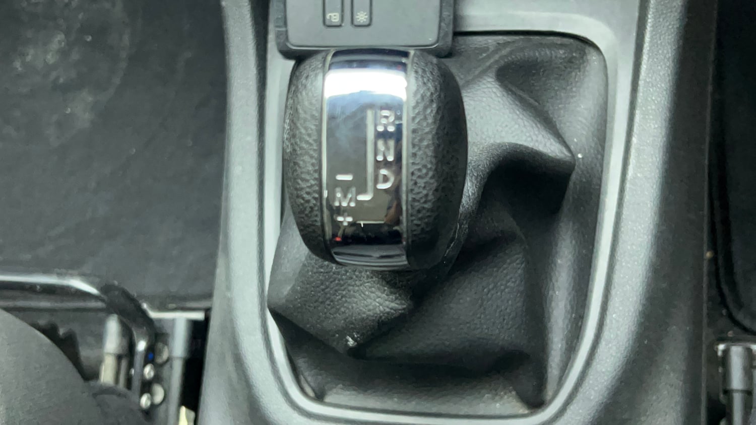 Used 2024 Renault Triber RXZ EASY-R AMT Petrol Automatic interior GEAR  KNOB VIEW